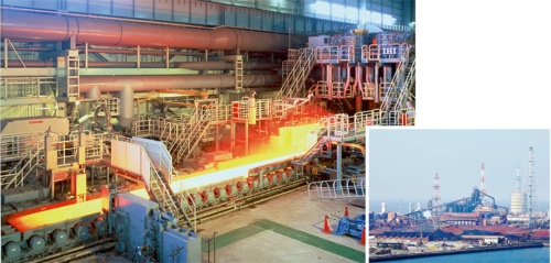 （左）東日本製鉄所（千葉地区）の熱延工程、（右）東日本製鉄所（千葉地区）の全景（写真提供：JFEスチール）