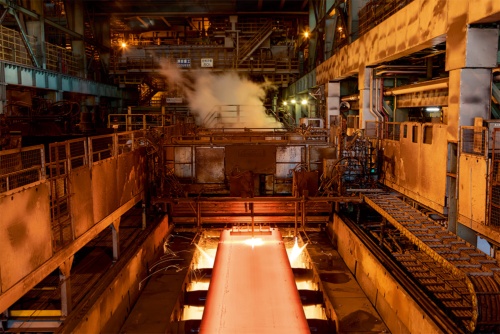 西日本製鉄所（広島県福山市）の製鋼工程（写真提供：JFEスチール）