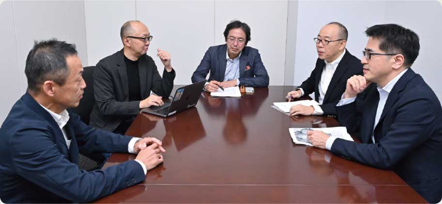 有識者5人が参加した選考会の様子（写真：中野 和志）