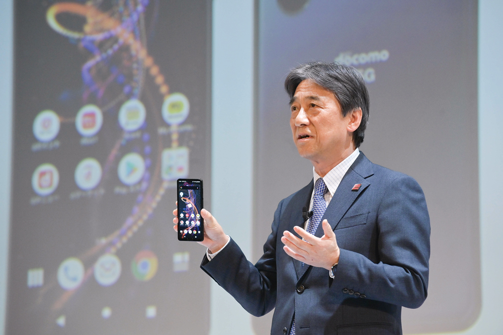5Gの新料金や新端末を発表するNTTドコモの吉沢和弘社長