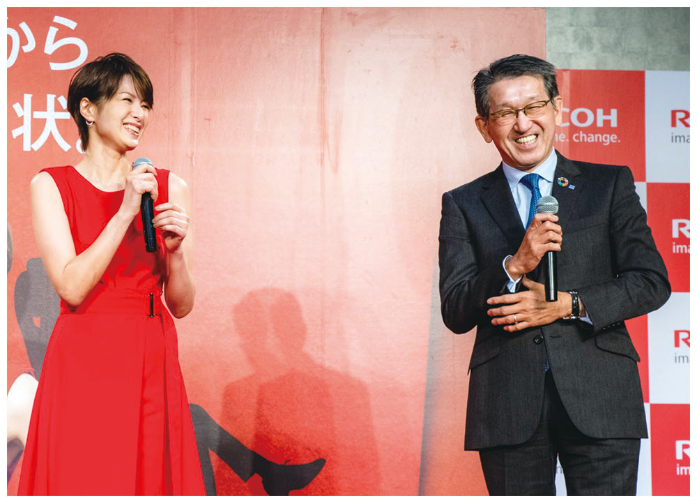 新型複合機を発表するリコーの山下良則社長（右）と女優の吉瀬美智子さん（写真提供：リコー）