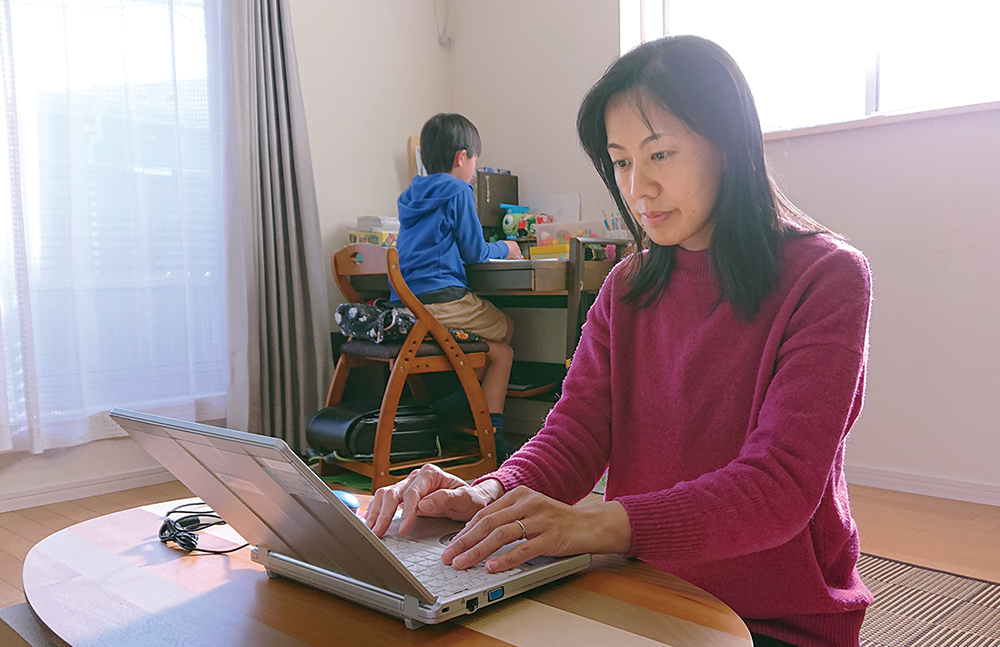 自宅で勤務するキユーピーの従業員（写真提供：キユーピー）