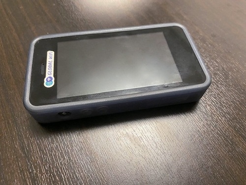 三井不動産が執務エリアに設置した1人用ブース(上)。社員に配布したWi-Fiルーター(下)は700台ほど用意した(写真提供:三井不動産)