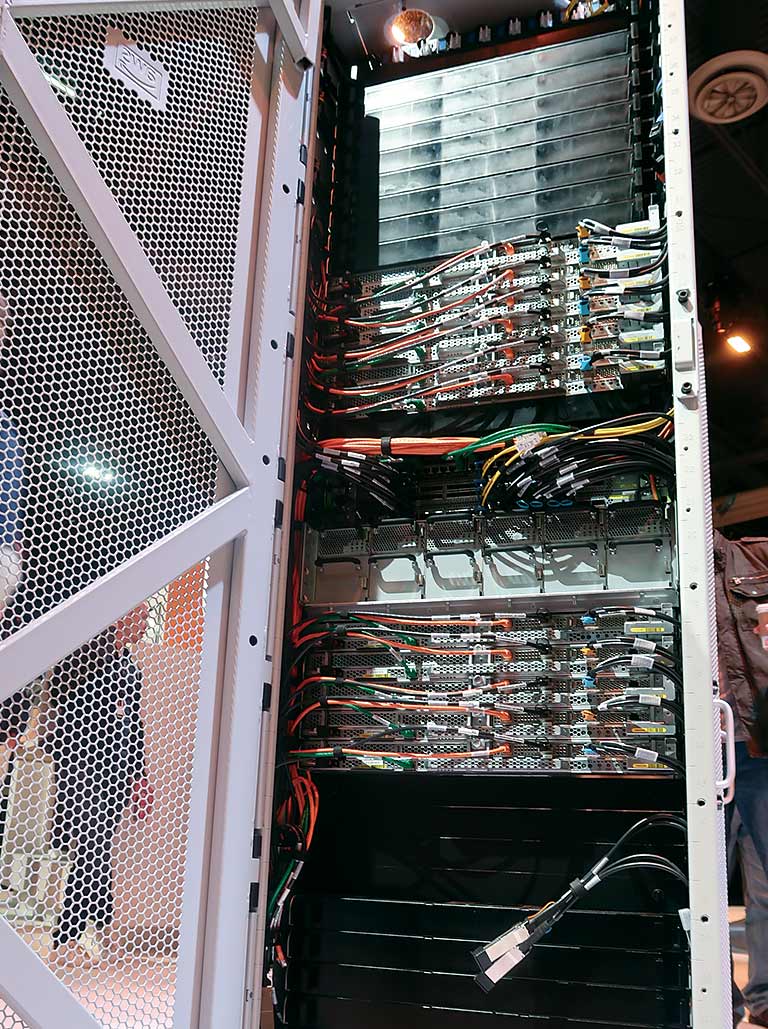 ユーザーのオンプレミス環境に設置するハード製品「AWS Outposts」