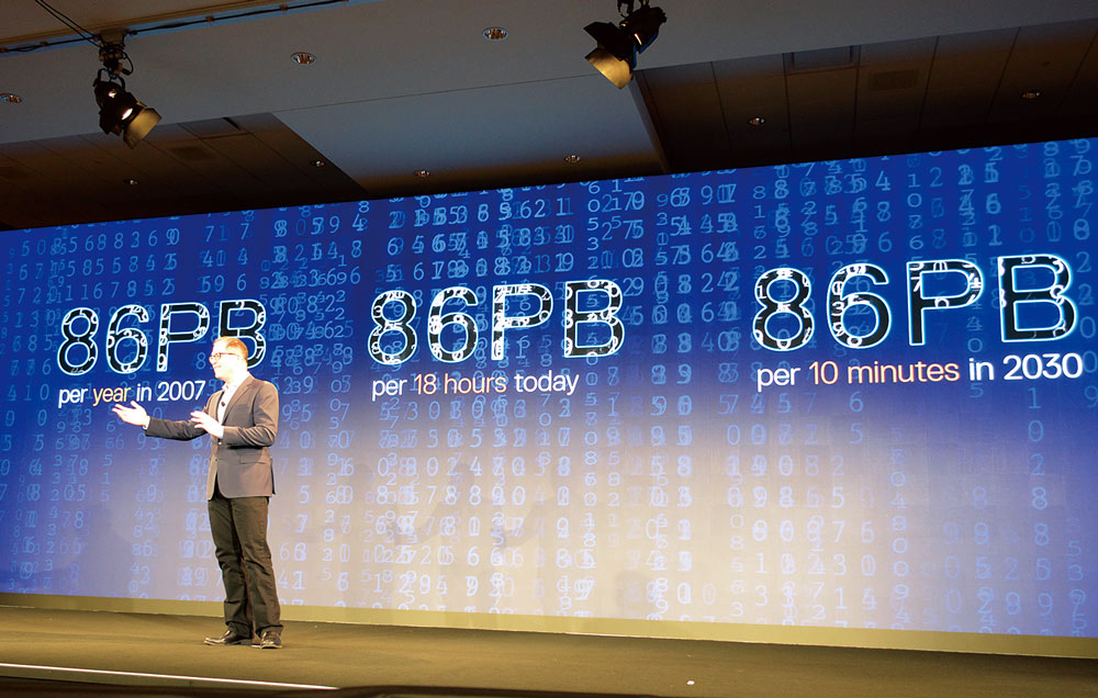 2030年には86ペタバイトのデータが10分間で生成されると予測する