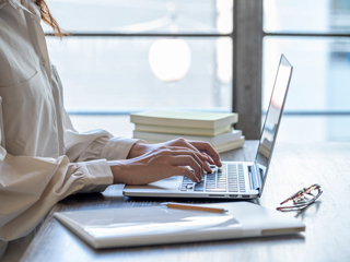 IT大手が出社制限緩和へ　「客先常駐」の前提に変化も