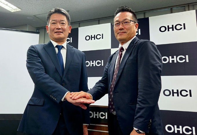 OHチャネルイノベーションズの発足記者会見に登壇した中津正太郎社長(左)と野畑利彰副社長