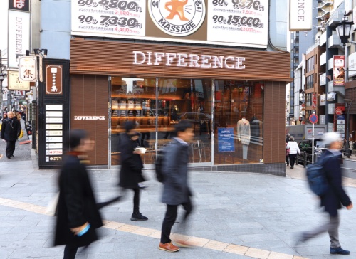 紳士服のコナカが運営する「DIFFERENCE」の六本木店。携帯ショップ跡地に進出した