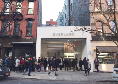 ニューヨーク・マンハッタンに開業したオンライン発のアパレル店舗、エバーレーン。行列が絶えない