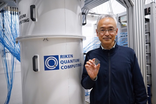理化学研究所の開発した量子コンピューター初号機と量子コンピュータ研究センター(RQC)の中村泰信センター長