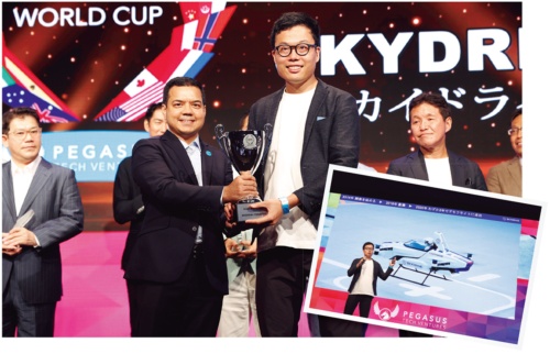 スタートアップワールドカップ日本予選でプレゼンする登壇者（右下）、日本代表には空飛ぶクルマを開発するSkyDriveが選ばれた（写真：村田 和聡）