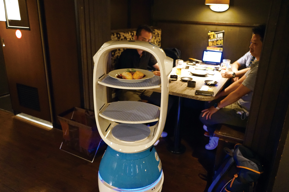 「居酒家 土間土間 赤坂店」が導入したAI配膳ロボット「PEANUT」