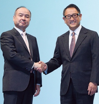 提携を発表し握手するソフトバンクグループの孫正義会長兼社長(左)とトヨタ自動車の豊田章男社長(写真:村田 和聡)