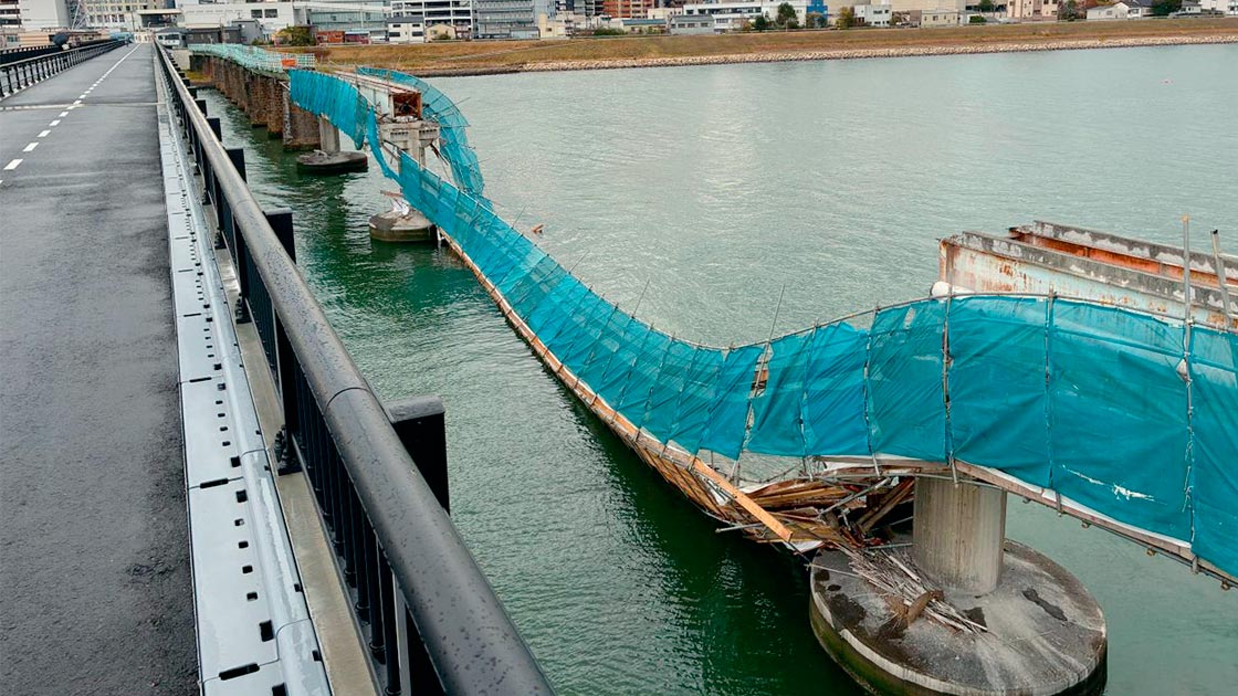 撤去中の橋が40mにわたり崩落、築111年