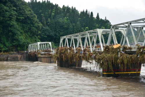 写真1■ 2020年7月豪雨で九州地方などに甚大な被害が出た。写真は、落橋した熊本県人吉市の西瀬橋（写真：日経コンストラクション）