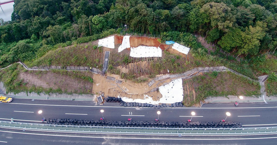 写真1■ 崩壊した法面。上部から大きく崩れている（写真：中日本高速道路会社）