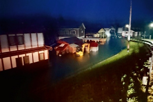 写真1■ 銅谷川があふれ、沿岸の住宅が浸水した。2019年10月13日午前5時10分ごろに撮影（写真：国土交通省岩手河川国道事務所）