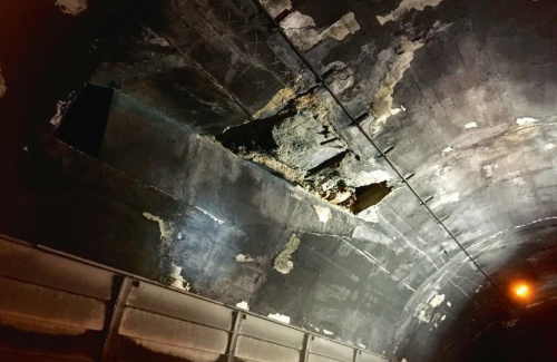 写真1■ コンクリートが剥落した芦原トンネルの壁面（写真：奈良県）