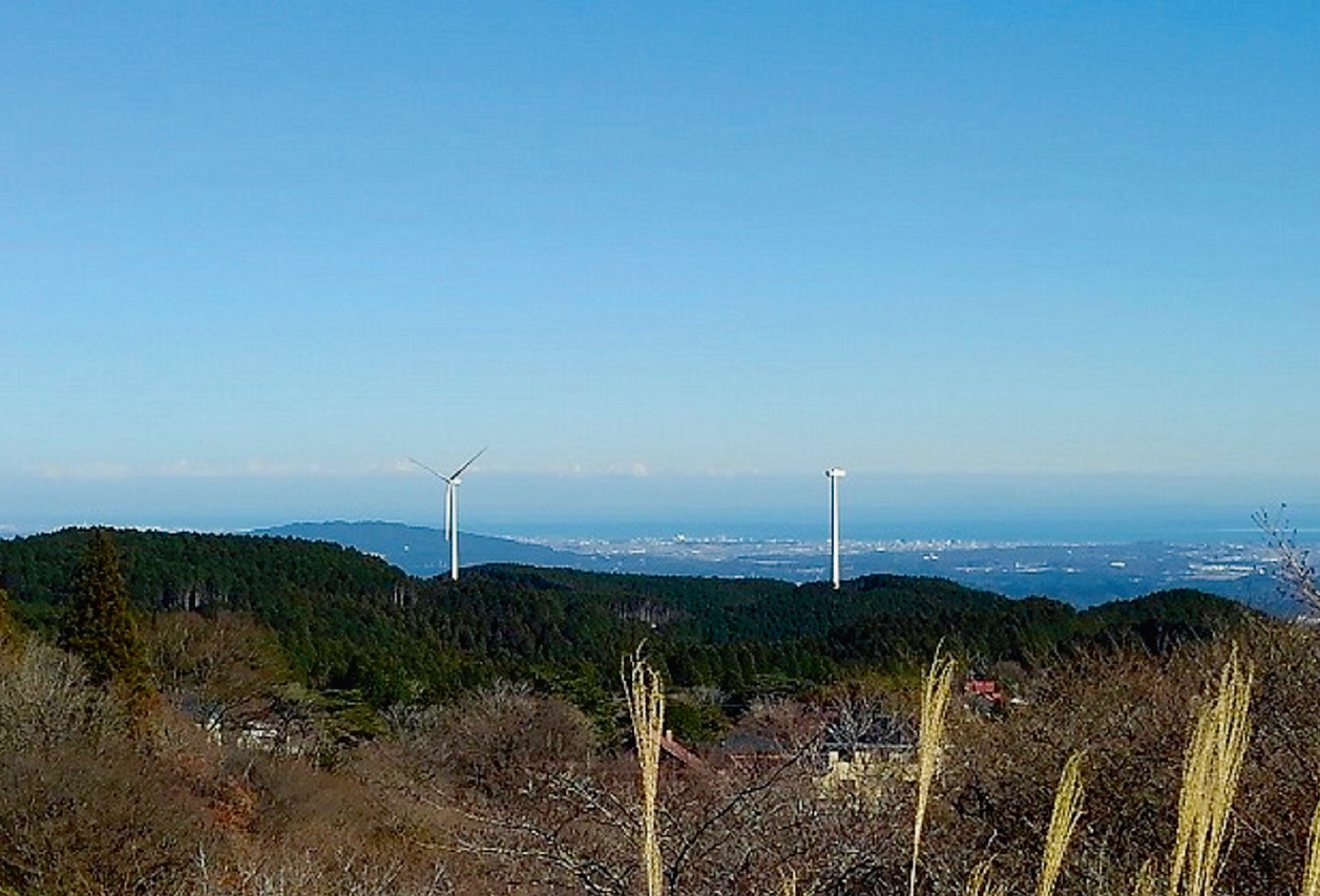 資料1■ 住友林業が中止を決めた風力発電事業。建設中の2基の風車は撤去する予定。2021年12月撮影（出所：住友林業の三重風力発電所に反対する地域住民の会）