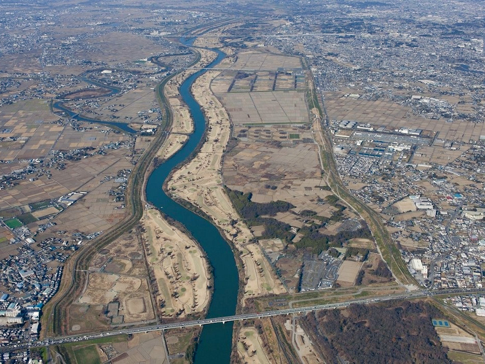 資料1■ 荒川左岸（写真右）に第二・三調節池を整備する（写真：国土交通省）
