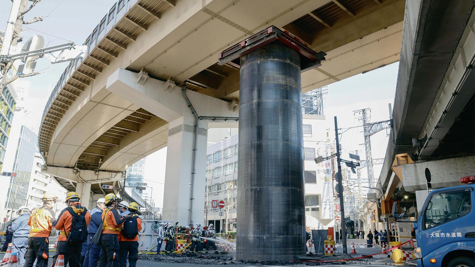 大阪で鋼製ケーシングが13m突き出す