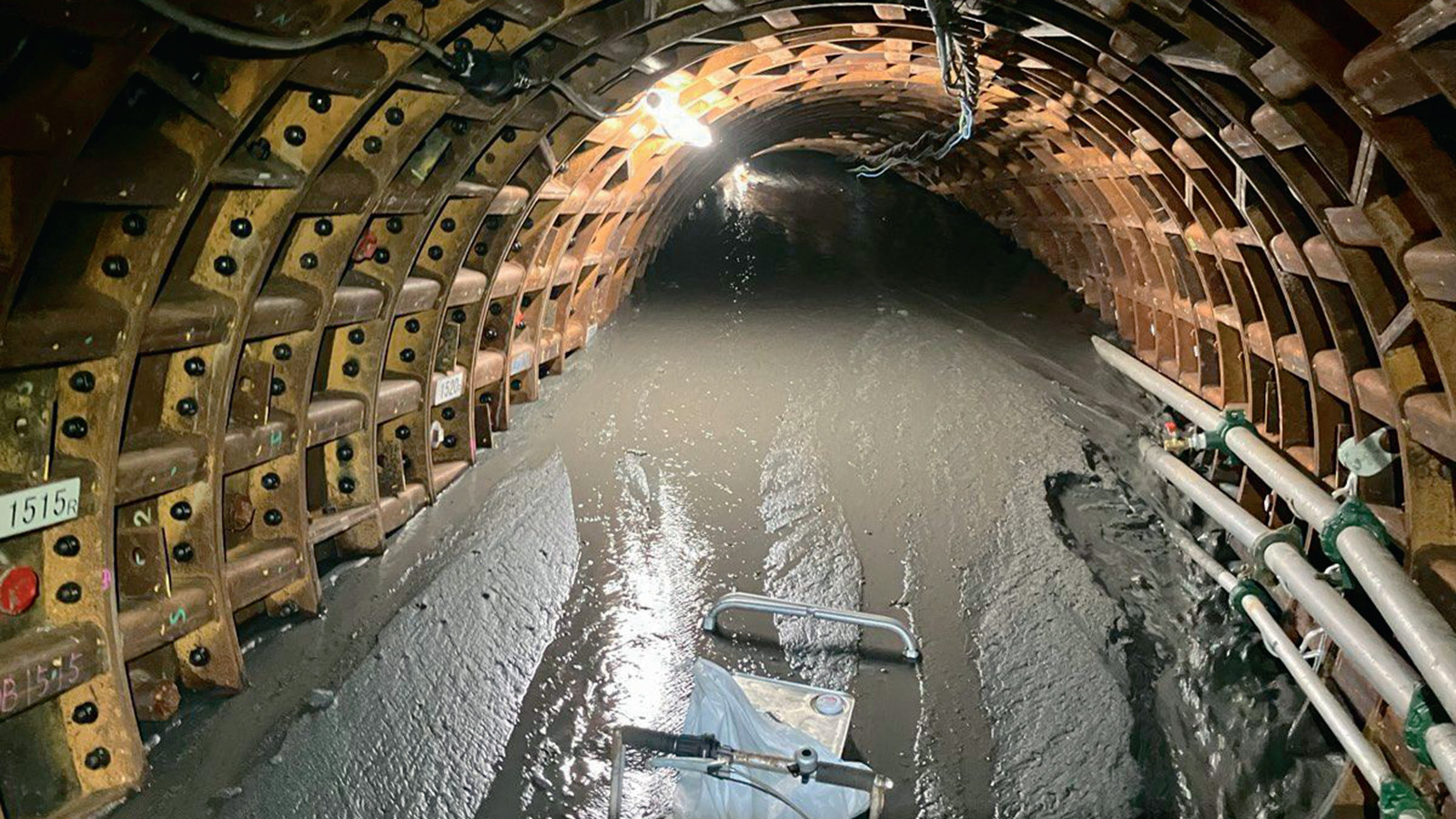 直径7cmの穴からトンネル内に大量の土砂
