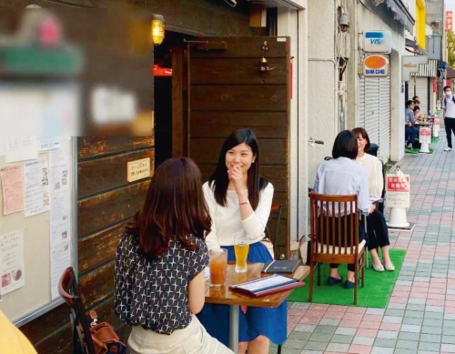 写真1■ 飲食店が歩道に設けたテラス席のイメージ（写真：佐賀県）