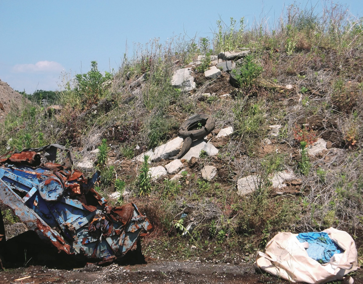 写真1■ 相模原市が進める「麻溝台・新磯野第一整備地区土地区画整理事業」の43街区に積まれた産業廃棄物。市は産廃の総量が26万m<sup>3</sup>に達するとみている（写真：相模原市）