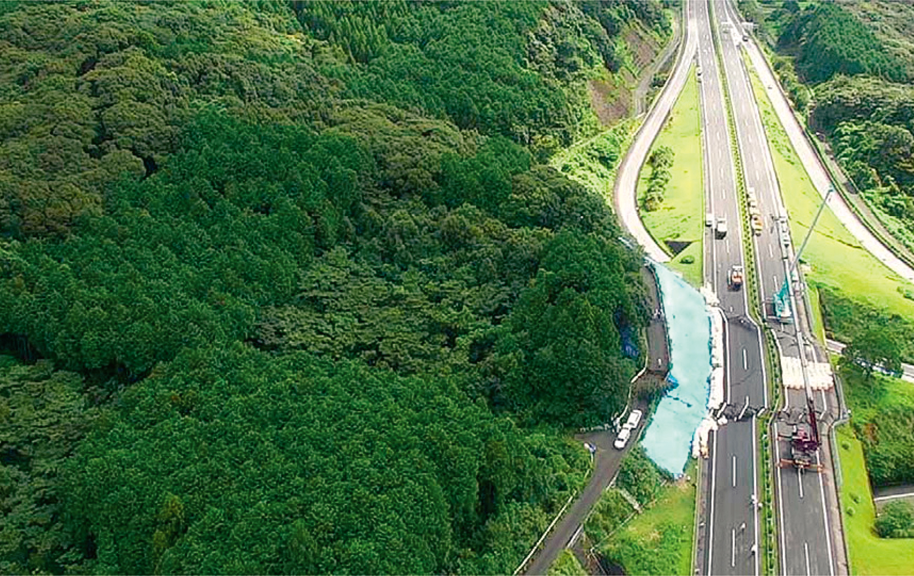 長崎道で大雨による地滑り、路面が隆起 | 日経クロステック（xTECH）