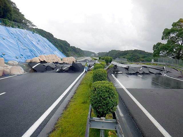長崎道で大雨による地滑り、路面が隆起 | 日経クロステック（xTECH）