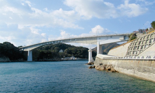 写真1■ 山口県の室津半島と長島を結ぶ上関大橋。右側が事故のあった室津側（写真：日経コンストラクション）