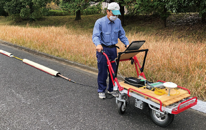 写真1■ 改良したオームマッパーをけん引している様子（写真：日経クロステック）