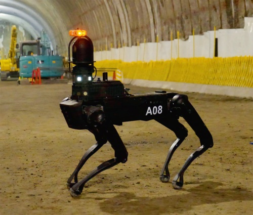 写真1■ トンネルの工事現場に導入した4足歩行型のロボット「Spot」。稼働時間は最長90分。サイズは幅50cm、長さ1m10cm、高さ19.1cmで、立ち上がった状態での高さは84cm。重量は28kg（写真：鹿島）