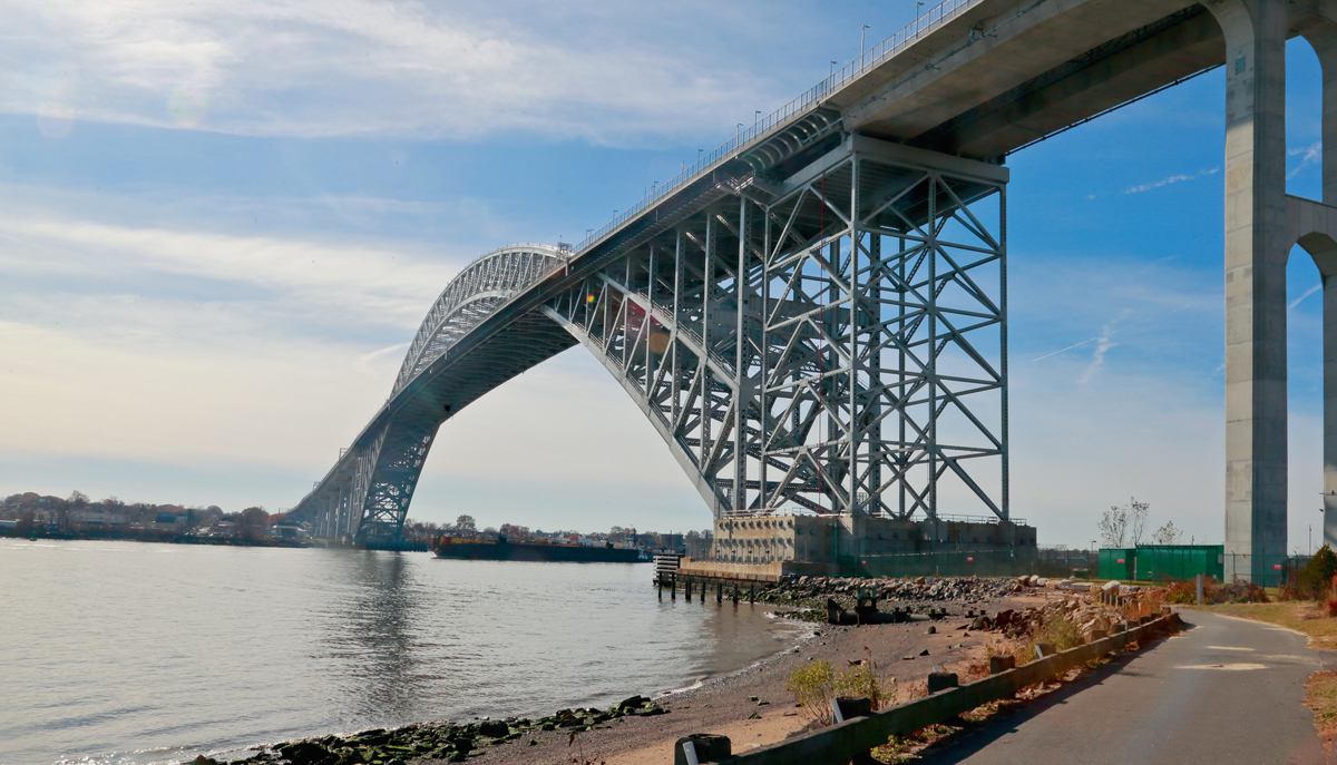 写真1■ かさ上げ後のベイヨン橋。アーチ部材を残したまま、橋面だけ20mかさ上げした。従来の橋面部は既に撤去済み（写真：伊藤 みろ）