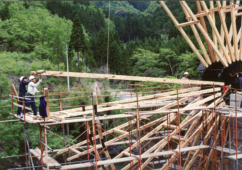 スギ材の新旧共演で大水車復活 | 日経クロステック（xTECH）