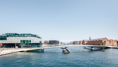 写真1■ コペンハーゲン市に完成したリリーランゲブロの全景。写真の左手が市の中心部で、右手が歴史的建造物の多く残るクリスチャンハウン地区（写真：Realdania by&byg, Rasmus.Hjortshoj）