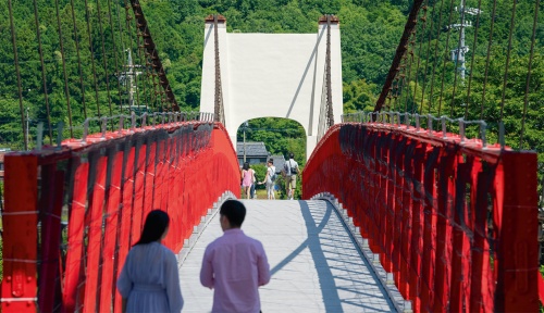 資料1■ 2021年3月に修復工事が完了した岐阜県美濃市の「美濃橋」。補剛桁や主塔を補修したほか、右岸のアンカレイジ付近を補強した（写真：大村 拓也）