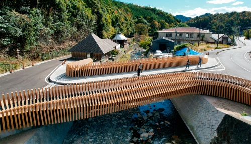 資料1■ 西日本豪雨の被災を経て、2022年7月に架け替えた「久杉橋」。建築家の隈研吾氏がデザインした。県産のヒノキ材を使用している（写真：生田 将人）