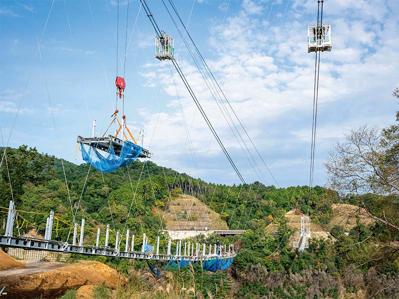 移動足場で日本最長の人道吊り橋架設