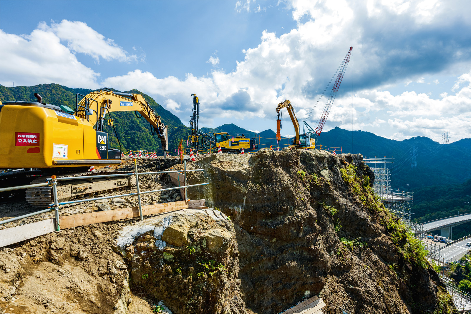 高速道路直上で巨大な岩塊を掘削 | 日経クロステック（xTECH）