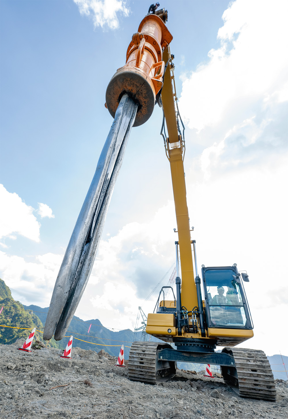 高速道路直上で巨大な岩塊を掘削 | 日経クロステック（xTECH）