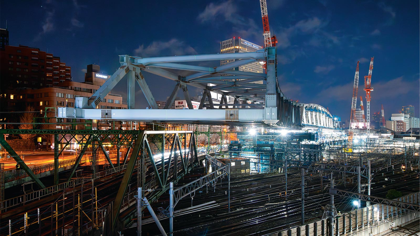 JR10線をまたぐ京急線・八ツ山橋、前例のない曲線軌道で77m送り出し