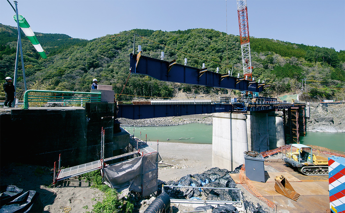 球磨川の急流下で仮橋を早期架設 | 日経クロステック（xTECH）