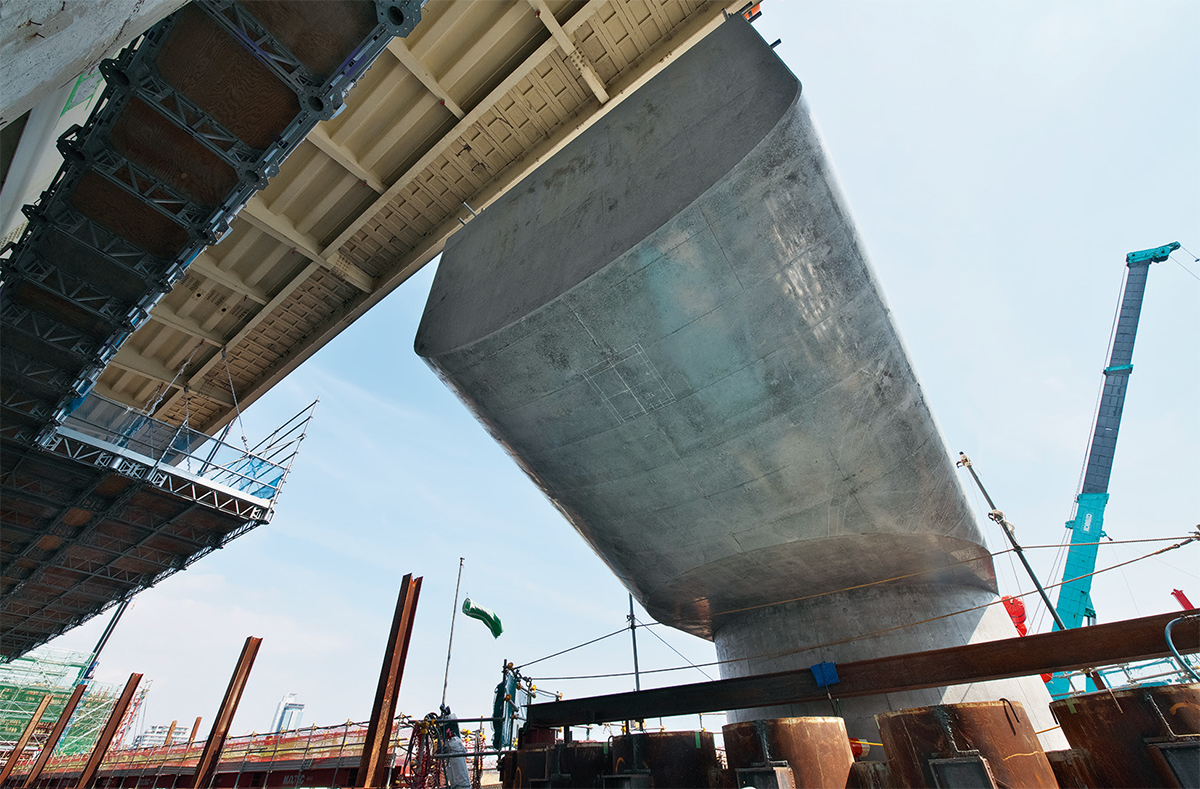 万博控え曲面の橋脚梁を急速施工 | 日経クロステック（xTECH）