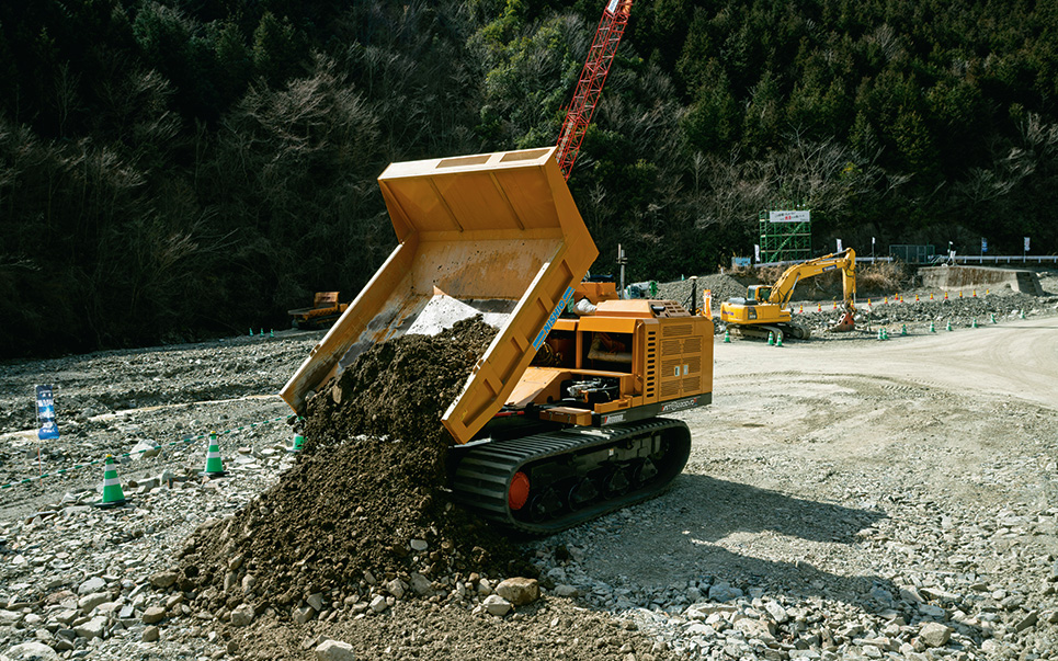約50km離れた山奥の建機を操作、遠隔掘削と自律搬送を“普段使い