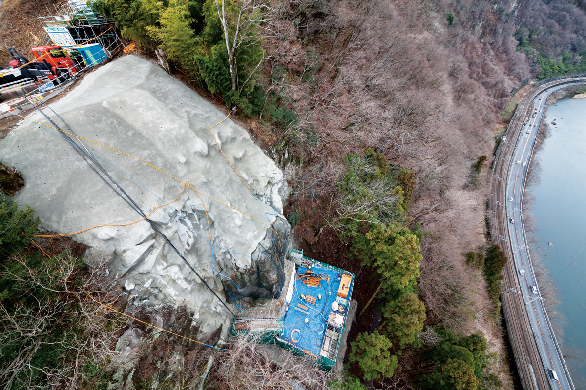 1040tの巨岩を地山に“くぎ付け” | 日経クロステック（xTECH）