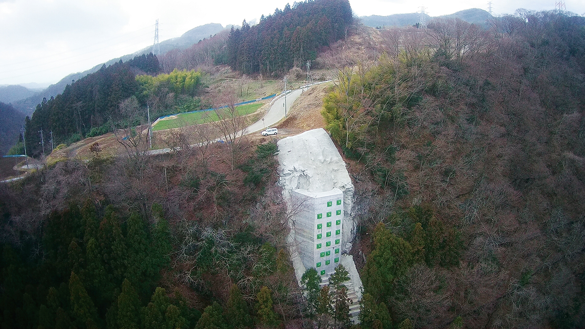 1040tの巨岩を地山に“くぎ付け” | 日経クロステック（xTECH）