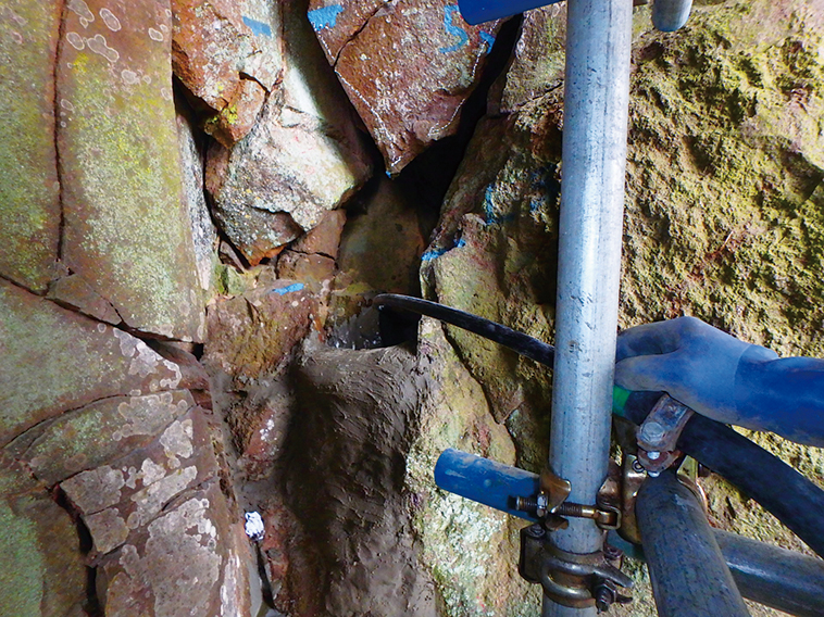 1040tの巨岩を地山に“くぎ付け”（3ページ目） | 日経クロステック（xTECH）