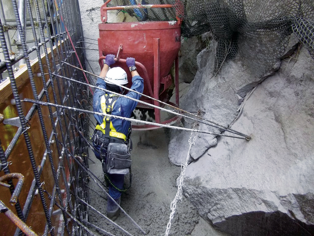 1040tの巨岩を地山に“くぎ付け”（3ページ目） | 日経クロステック（xTECH）