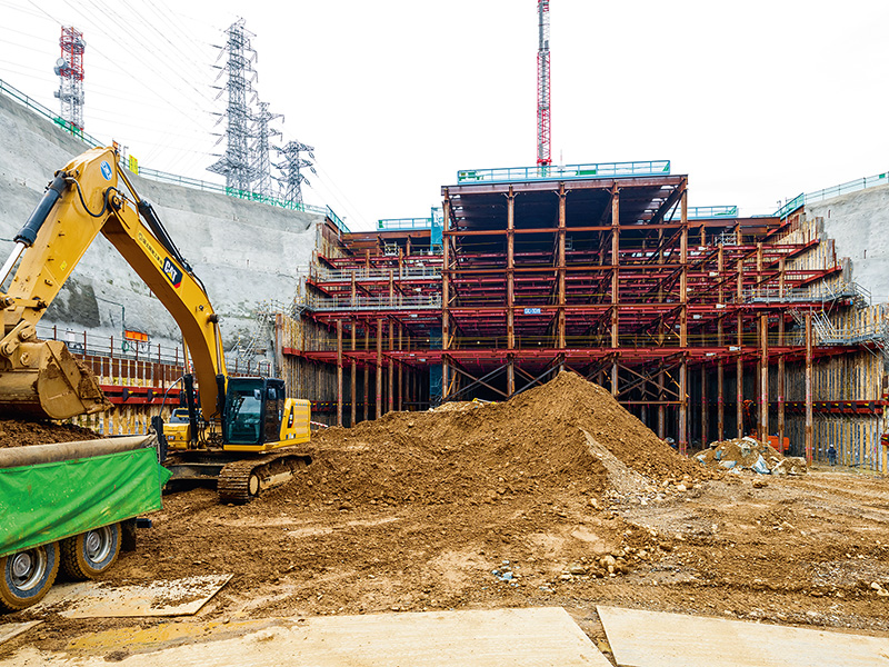 大型駅前で85万m3の大規模開削